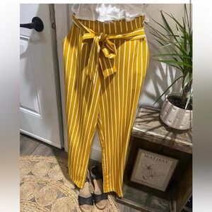 Flowy skinny pants with pockets . Fits small